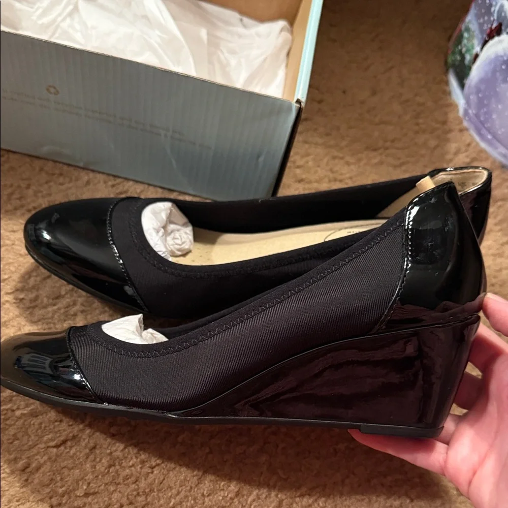 Life Stride Juliana Stretch Black Patent Wedges Size 7.5 New in Box - Picture 1 of 14